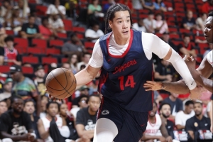 防守型中锋？30号秀尼德豪泽4投全丢拿1分 但有10板2断4帽！